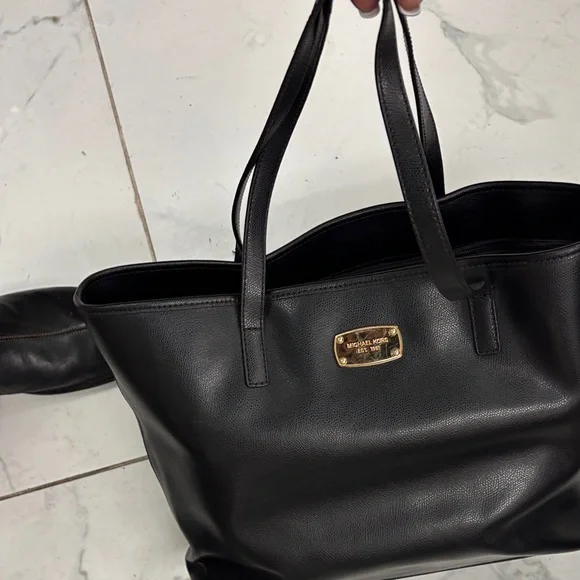 Michael Kors Elegant Black Leather Tote Bag